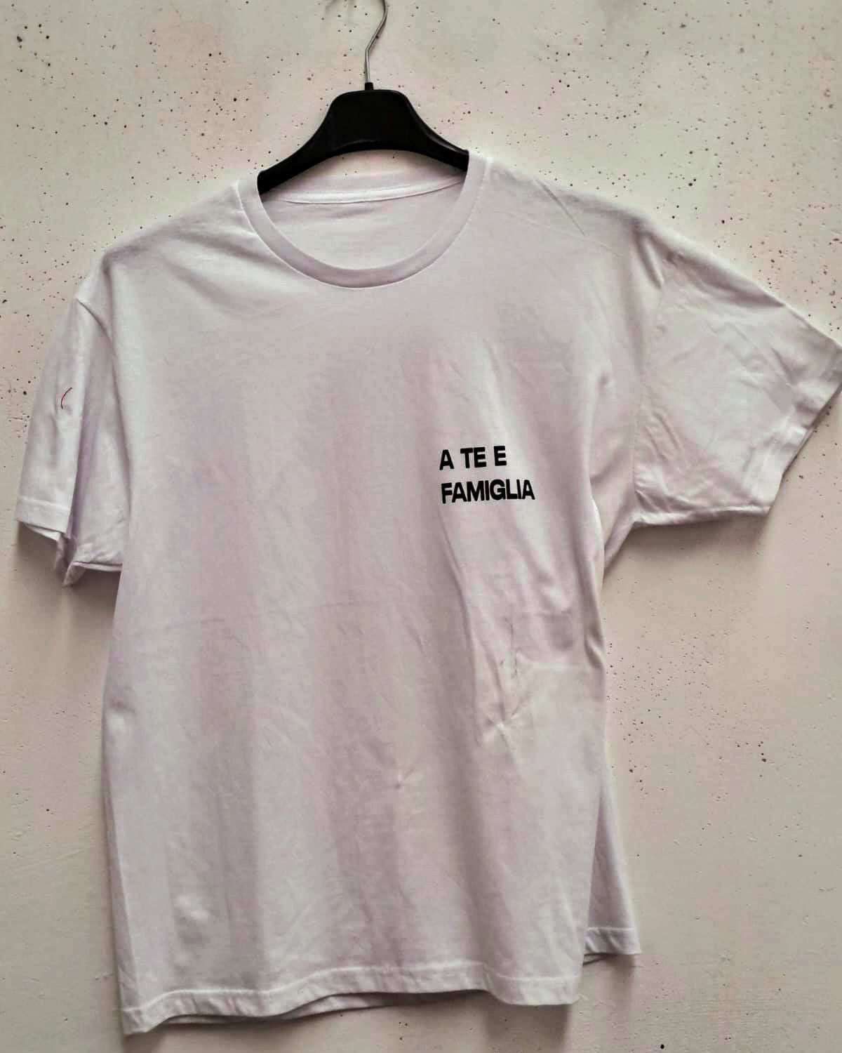 T-shirt 'A TE E FAMIGLIA'